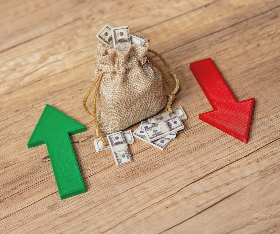 bag of cash in between a green arrow pointing upwards and a red arrow pointing downwards signifying market volatility